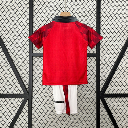 Conjunto Manchester United Kids Umbro – “Theatre of Dreams” Edición Clásica