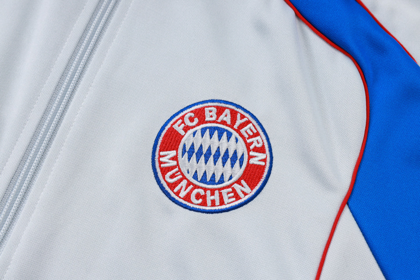 Chándal Bayern Múnich 2025/2026 – Gris con Azul y Rojo
