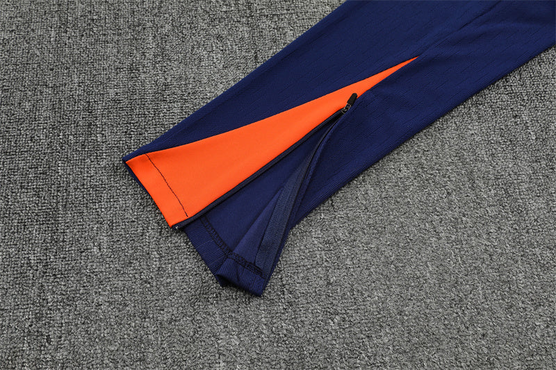 FC Barcelona 25/26 – Training Set (Azul marino con efecto wave naranja/blanco)