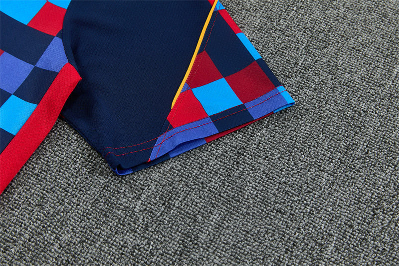 Conjunto FC Barcelona Entrenamiento – Camiseta Cuadros Roja y Azul + Pantalón Corto