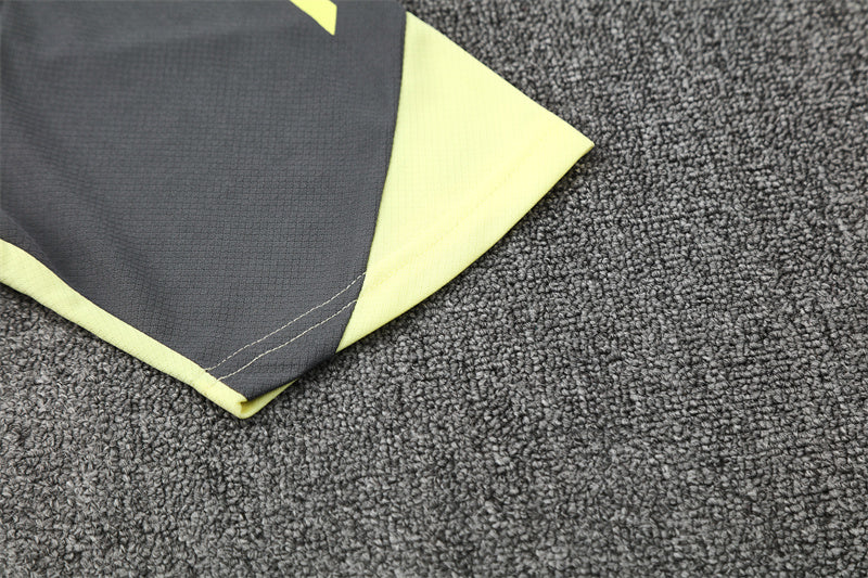 Set Oficial Real Madrid Alternativo 25/26 – Estilo Sobrio con Toque Neón