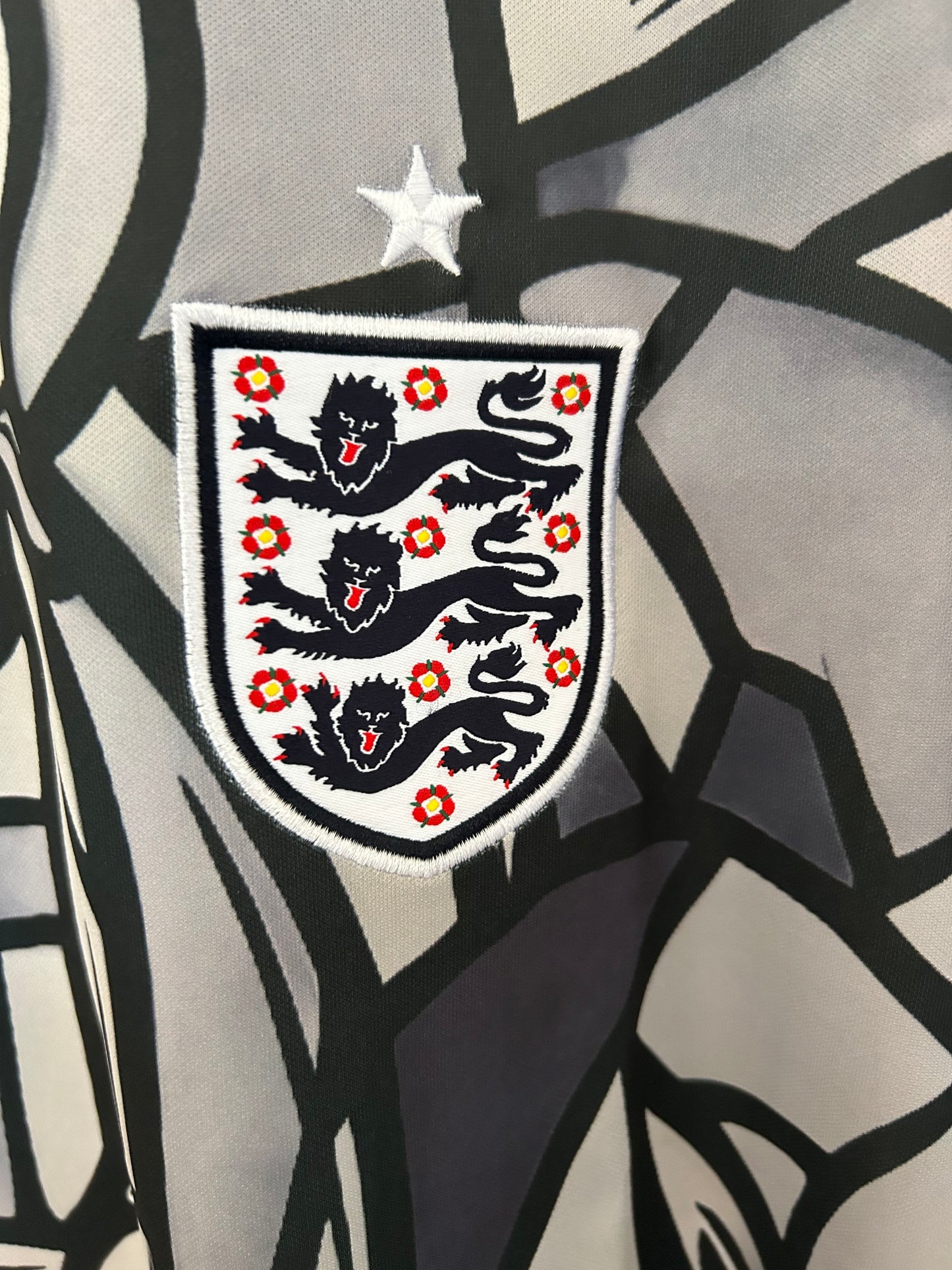 Camiseta Inglaterra 2025/2026 Edición Especial – Diseño Tipo Vitral
