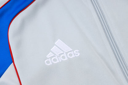 Chándal Bayern Múnich 2025/2026 – Gris con Azul y Rojo
