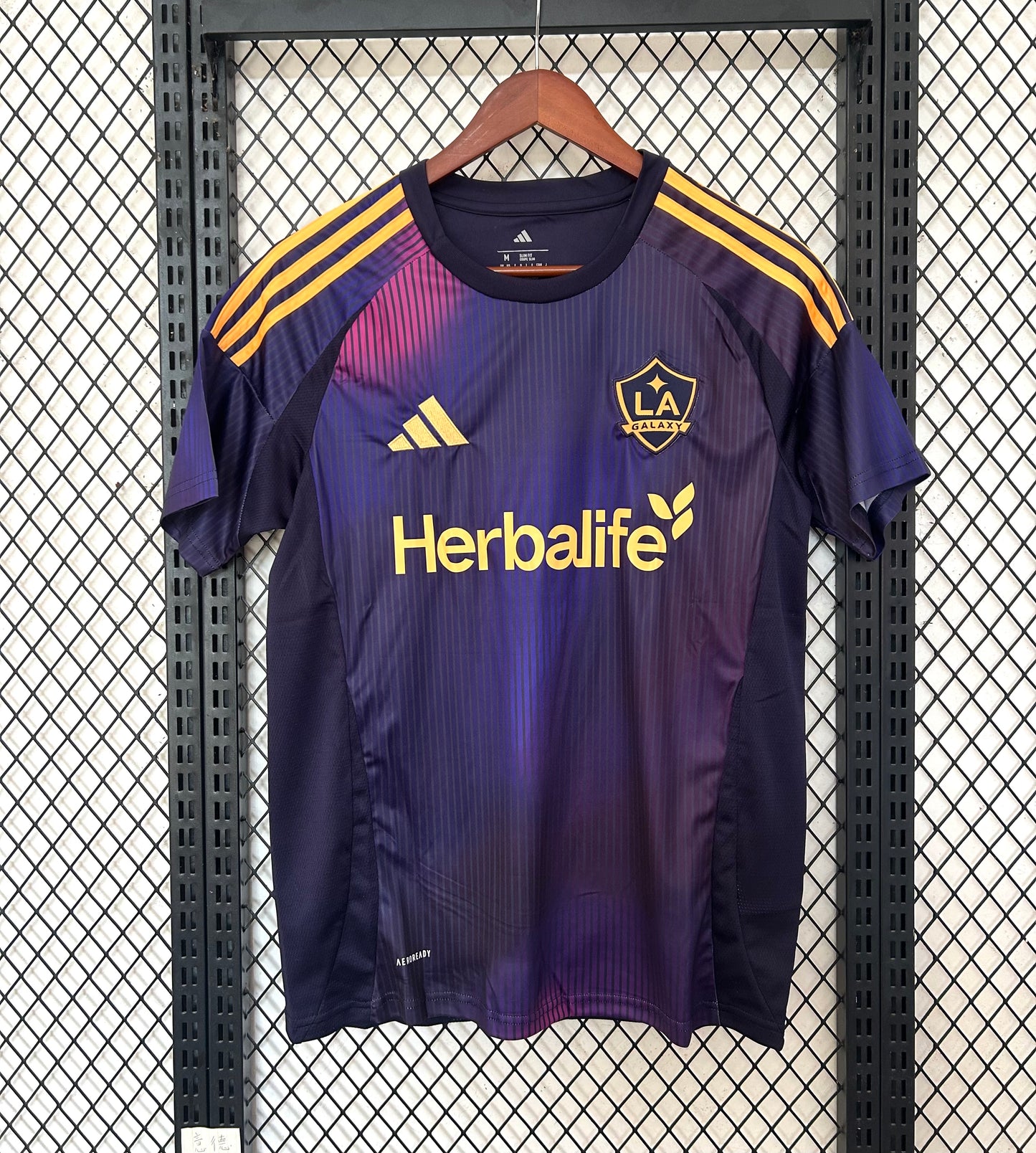 CAMISETA LA GALAXY 25/26 – “GALAXIA PURPÚREA