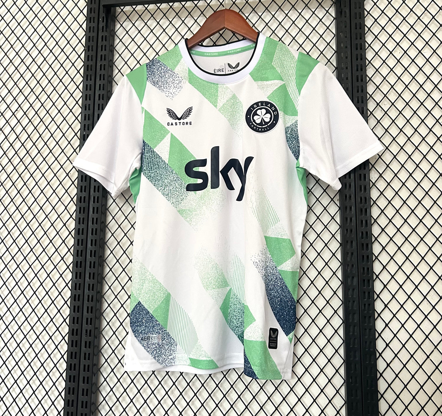 Camiseta Irlanda 2025/2026 Alternativa – Blanca con diseño geométrico