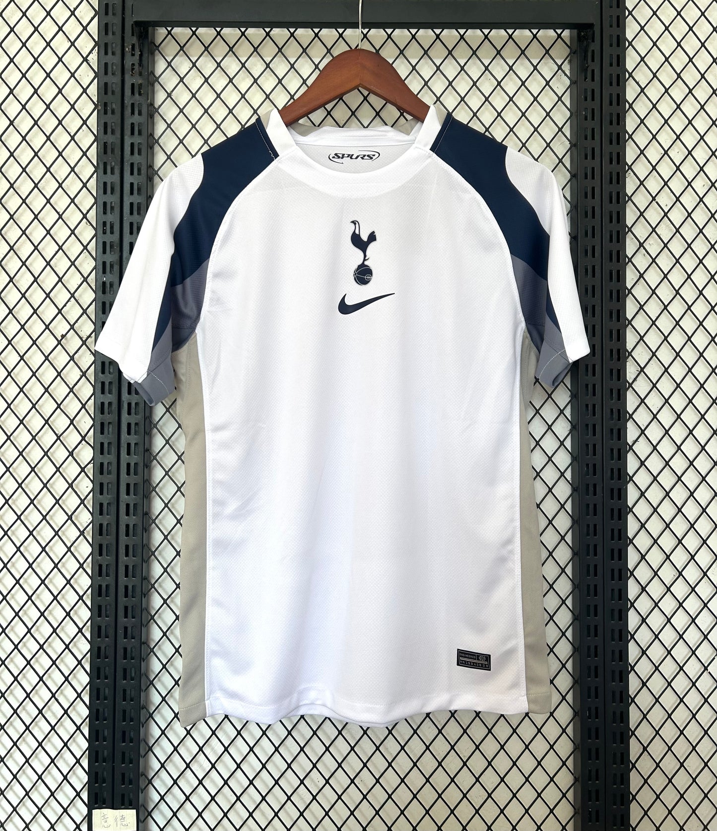 CAMISETA TOTTENHAM HOTSPUR 25/26 – “WHITE PRIDE”